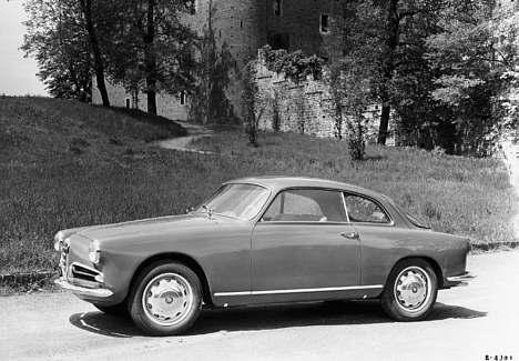 Alfa Romeo Giulietta Sprint fra 1954 var på mange måder teknologisk banebrydende. Giulietta navnet genoplives i 2010 jubilæumsåret og den har officiel Danmarkspremiere ved Copenhagen Historic Grand Prix i Fælledparken d. 7.-8. august.